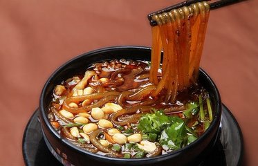 成都小吃肥腸粉搭配“鍋盔”，一個鍋盔3兩肉！