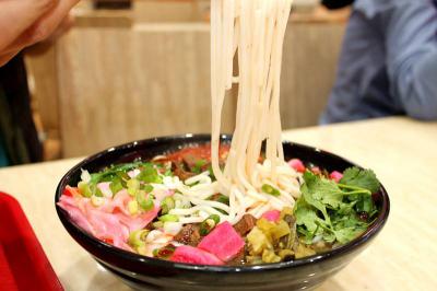 成都哪里可以學做花溪牛肉粉技術呢？師傅親自指導